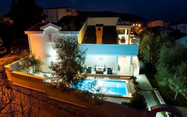 Stunning Home in Okrug Gornji With 4 Bedrooms, Wifi and Outdoor Swimming Pool