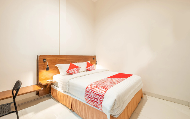 OYO Flagship 1308 Darmo Residence