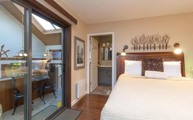 Cole's Bay Vacation Retreat Library Room