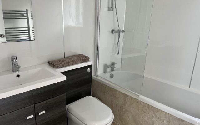 The Mews, With Free Private Parking, Windermere