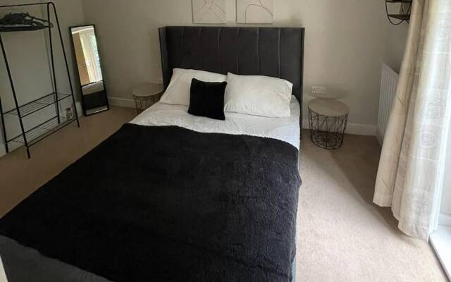 Stunning 2-bed Apartment in Crawley