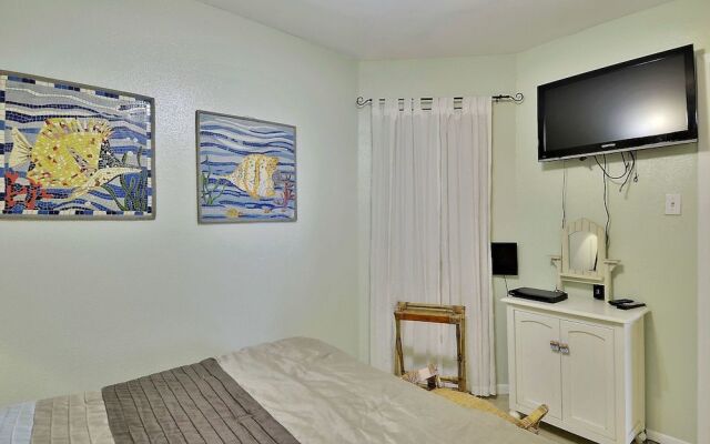 Hula Hut 1 Br condo by RedAwning