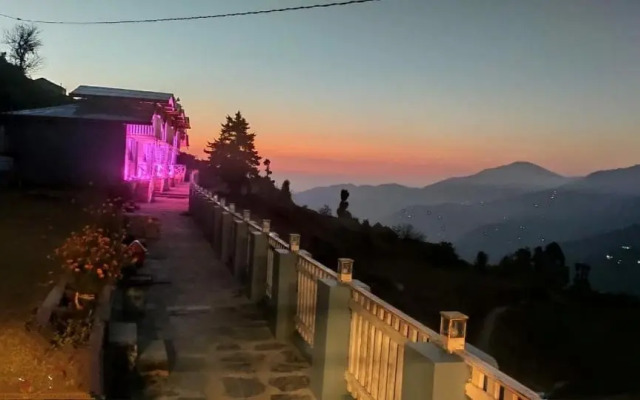 Rooftop Cottages & Restaurant Pangot