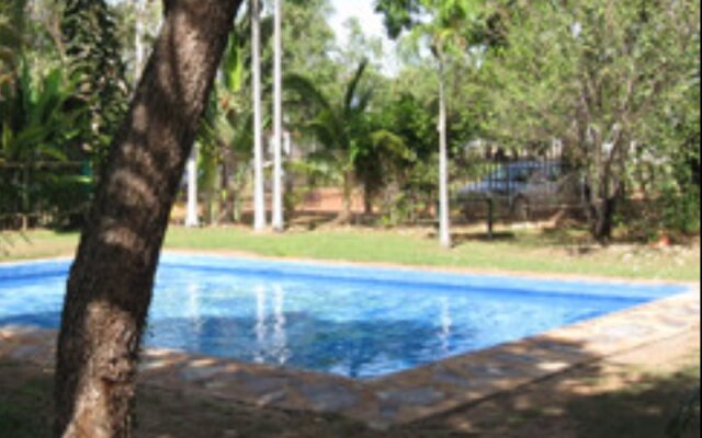 Lazy Lizard Tavern and Caravan Park Cabins