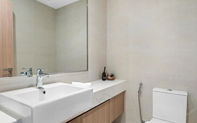 1Br Azizi Riviera B7, Pool View