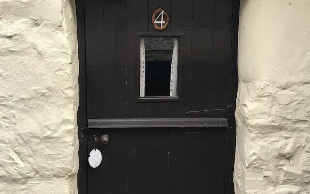 Drewe Arms Bunk Rooms & Church Cottage