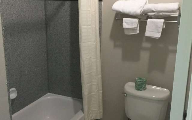 Camelot Inn & Suites Hobby/Gulf Freeway