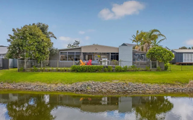 Sanctuary By The Water - Matarangi Holiday Home