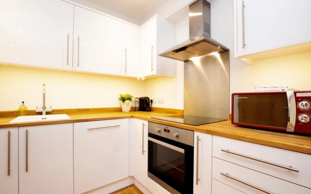 Modern Oxford Apartment + King Size Bed!