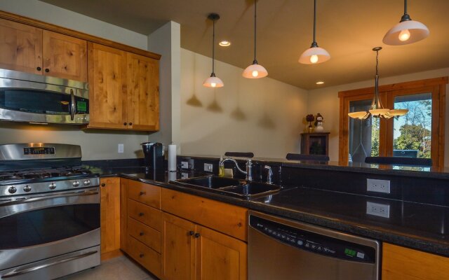 Glacier Paradise 5 Bedroom Townhome