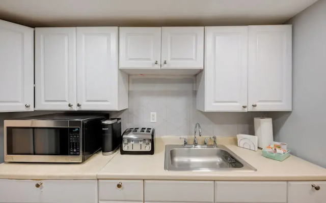 Lovely Elmont Apartment - Walk to Bus Stop!