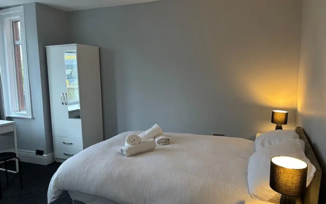 Oxford-house-sleeps 7-parking-garden