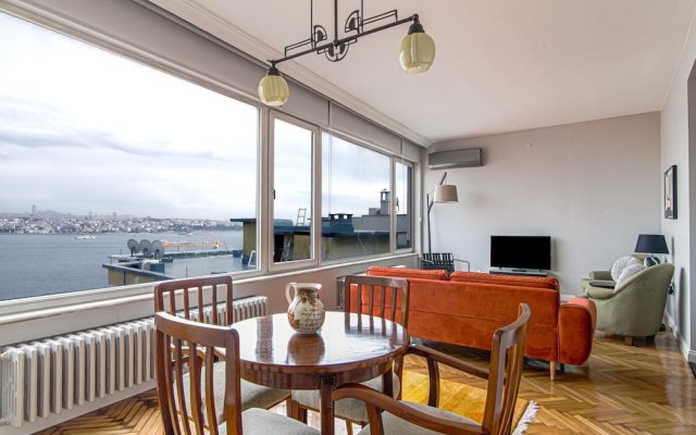 Central 2 1 Flat With Bosphorus View in Beyoglu