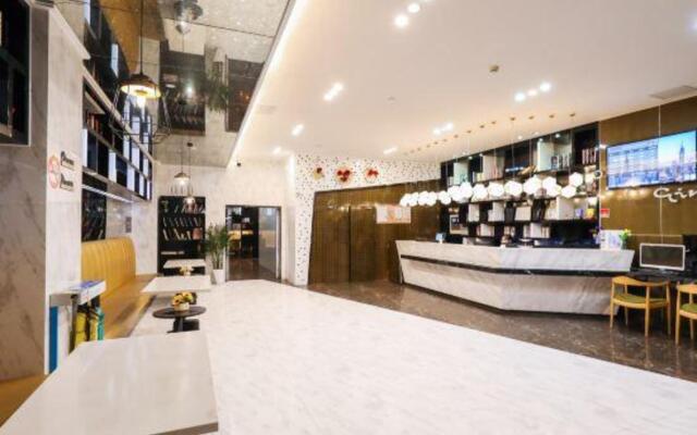 Qingmu Select Hotel (Shanghai Chenghuangmiao Laoximen Subway Station)