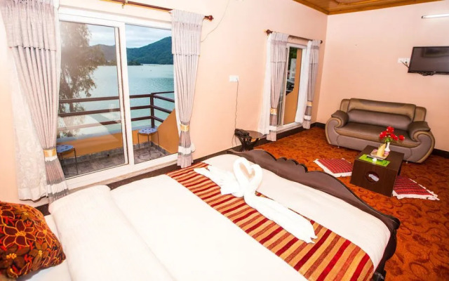 OYO 132 Hotel Fly Inn