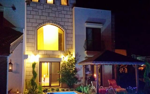 House With 4 Bedrooms in Kusadasi, With Private Pool and Enclosed Gard