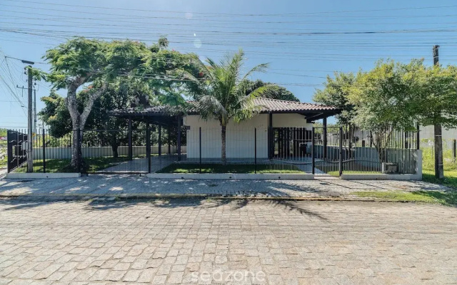3BR Home w/ BBQ 140m From the Beach Rae0126