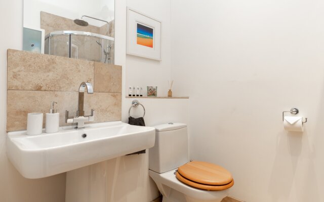 Spacious, Light-filled Period Apartment - Central Bath