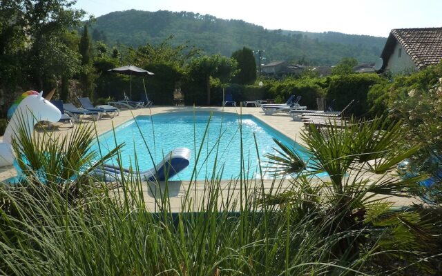 Pretty Holiday Home in Courry With Swimming Pool