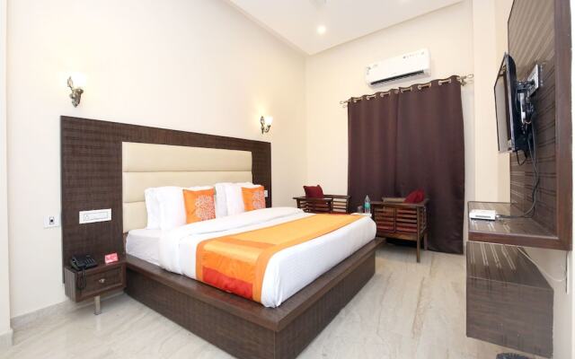 OYO 10330 Hotel Golden Brooks