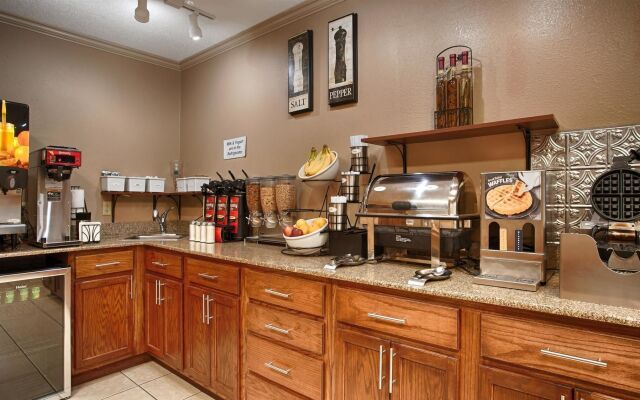 Best Western Delhi Inn