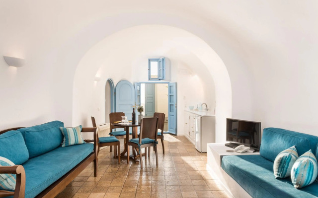 Pantelia Suites