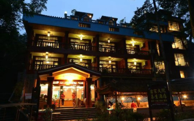 Lei's Courtyard Holiday Hotel