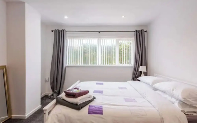 4 bed House - Private Garden - Free Parking