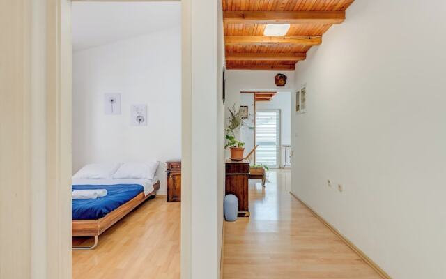 Spacious Apartment w Three Balconies and Parking