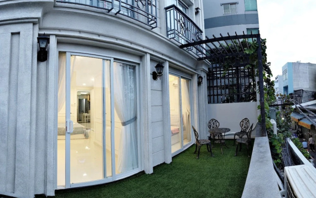 Smiley Apartment 8