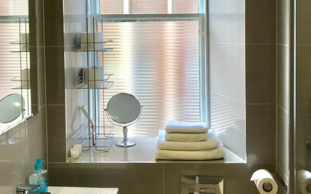 Heart of Edinburgh City Flat