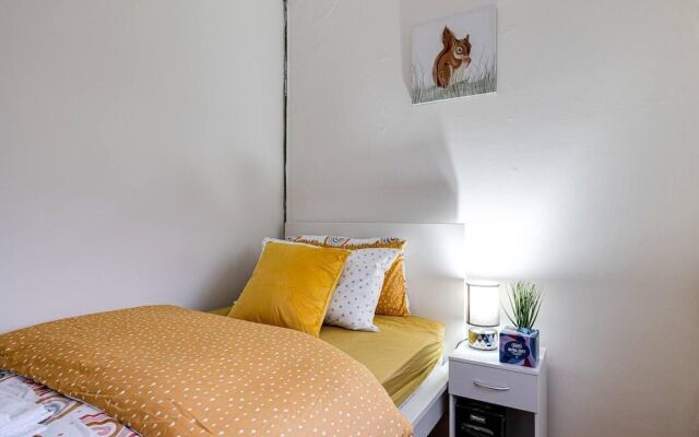 Lovely 2 Bedroom Apartment With Fireplace