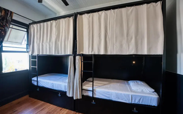 Howzit Hostels Hawaii