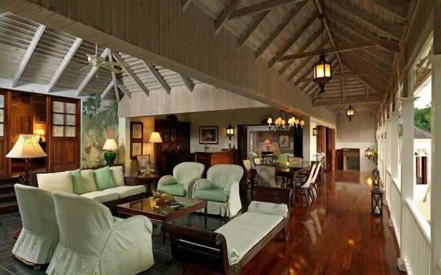 Round Hill Hotel And Villas