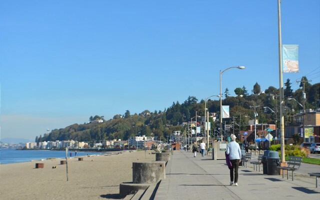 Alki Beach House - Three Bedroom Home with Fireplace