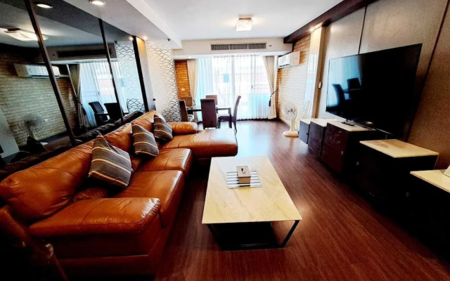 6C - 2 Bedroom Downtown Apartment With Shared Pool