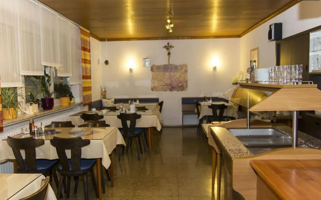 Pension Eichschmid / Röll´n Biergarten