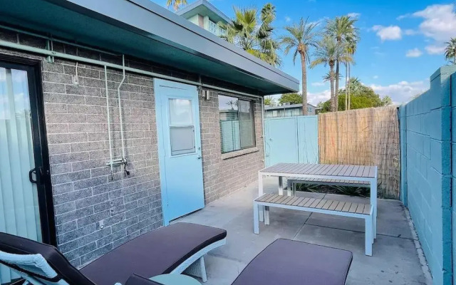 Walkable OTS Mid Century Condo-Pool