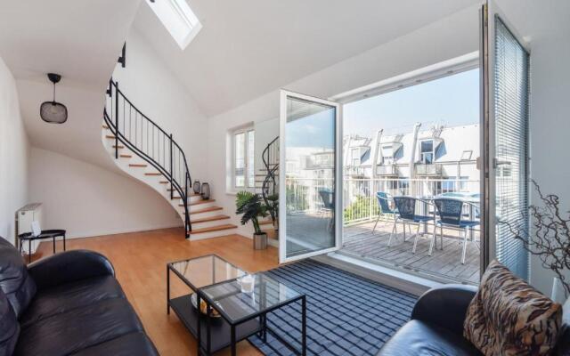 Vienna Roof Top Apartment with Terrace, Parking and AC