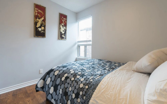 Applewood Suites - 4 BDRM King West