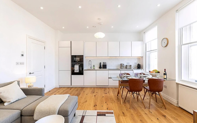 Stylish Chelsea Escape With Private Outdoor Oasis!