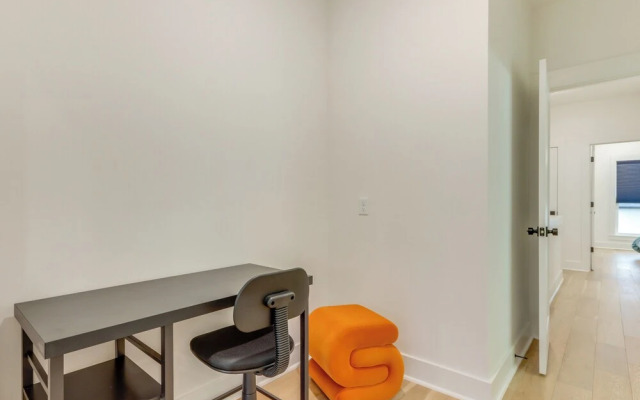 Near Downtown: Luxury Townhome in Bentonville!