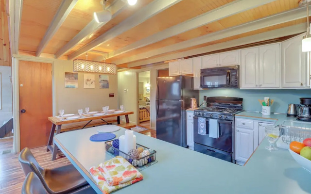 Family-friendly Cabin w/ Fire Pit in Pocono Lake!