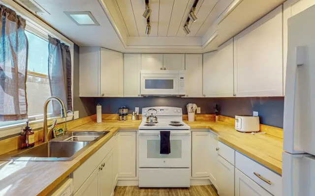 Near Hiking & Biking! Flagstaff Condo w/ Grill