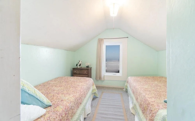 On The Beach 3 Br cottage by RedAwning