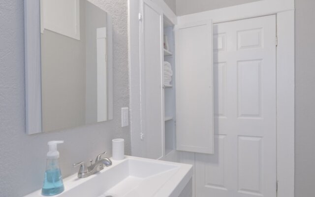 Laurel Coral-Sleeps 5-Studio