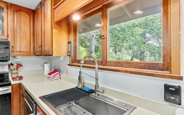 Macmillan Dog-friendly Vacation At Windcliff 4 Bedroom Home by RedAwning