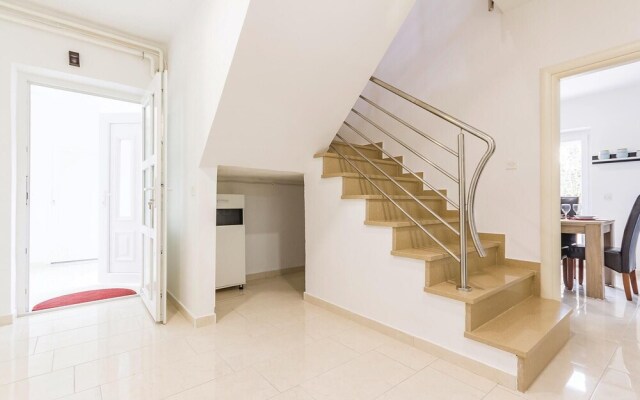 Stunning Home in Pula With Wifi and 5 Bedrooms