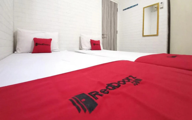 RedDoorz @ Luxury Homestay near Aloha Waru Surabaya