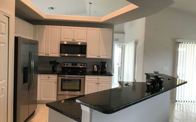 Alisa's Dream Villa on the Canal